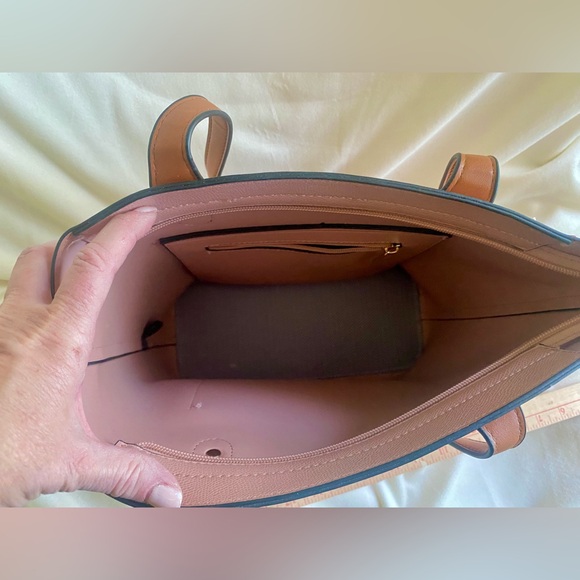 Faux Leather zip top tote, blush pink w/tan undertones, brown trim Gold hardware - Picture 4 of 12